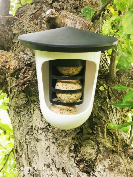 1Stk Hallo Multi FeedR - hat Platz für alle Arten von Vogelfutter, von Talgbällchen und Erdnüssen bis zu Pellets und Sonnenblumenkernen.